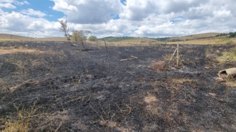 Пожар гори до къщи в сливенското село Градец