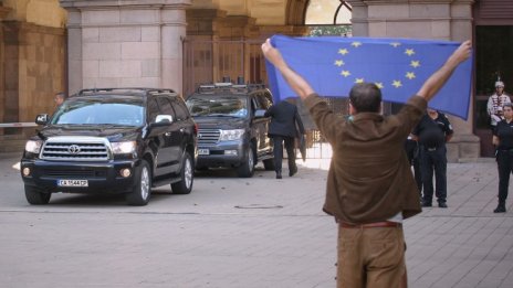 "Оставка" викат протестиращите от #ГАZwithme срещу Румен Радев 