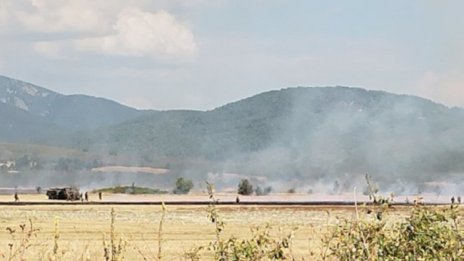 Гасят пожара край Казанлък с военен хеликоптер