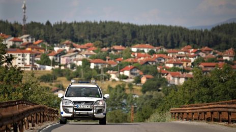 Дупки, липсващи маркировки: В окаяно състояние ли са пътищата в страната?