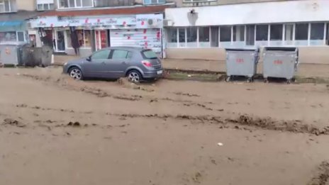 Потоп в Карлово, улиците се превърнаха в реки