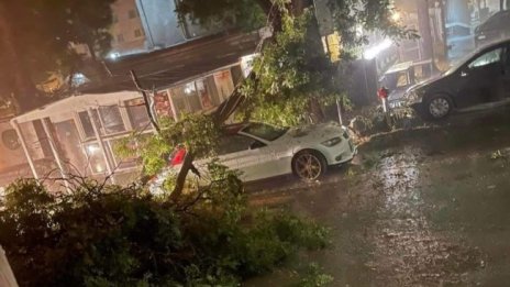 Двучасова гръмотевична буря остави Стара Загора на тъмно