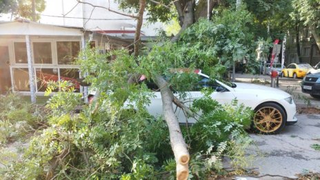 Петима евакуирани заради бурята над Стара Загора