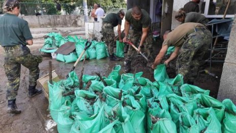 Военни се включват в помощ на наводнените райони в Карловско