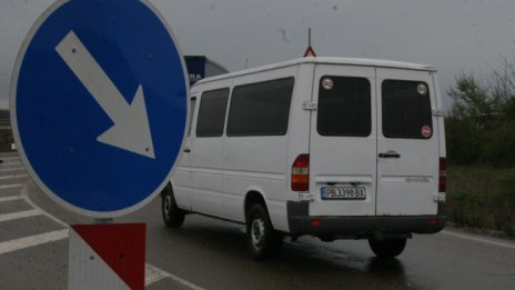 АМ "Тракия" е залята от вода, движението е само в лява лента