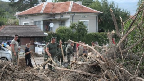 Близо 100 военнослужещи отстраняват щетите в Карловско