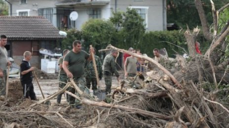 Бедствието в Карловско: Набиваха ваксини против тетанус