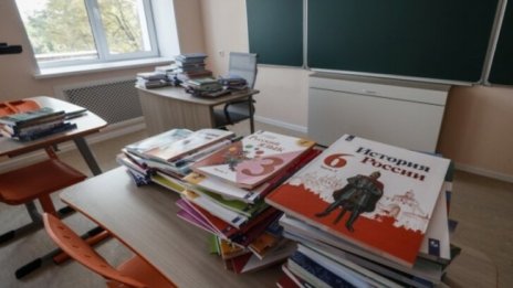 Русия завежда дела заради задържани учители, преподавали руски 