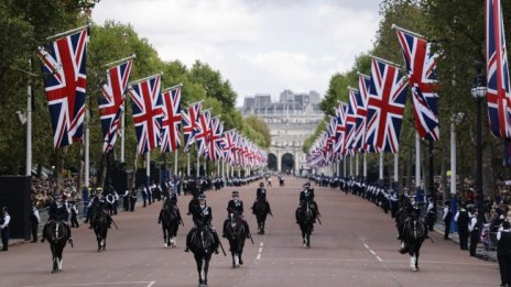 Ковчегът на Елизабет II потегля от Бъкингамския дворец към парламента