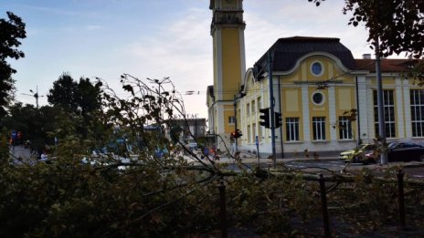 Бурята люлеела блокове в Бургас, сградите - като след война