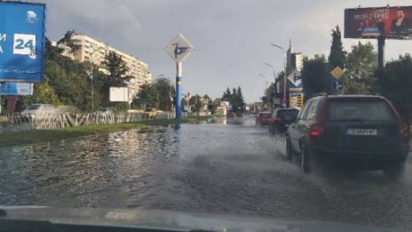 Затворници отстраняват щетите от бурята в Бургас