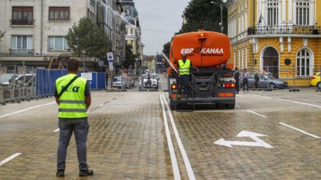 Пускат колите по жълтите павета пред парламента след ремонта 