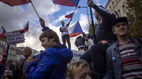 Хиляди на протест в Чехия