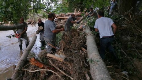 Разполагат първите жилищни фургони след наводнението в Карловско