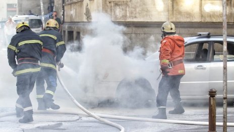 Пожар гори в необитаема сграда в центъра на София 