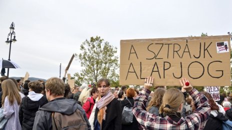 Хиляди на протест в подкрепа на учителите в Унгария