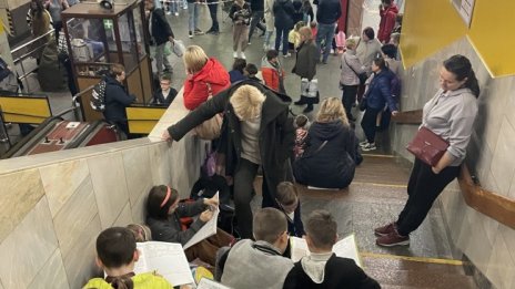 Киевчани пяха в метрото, криейки се от бомбите