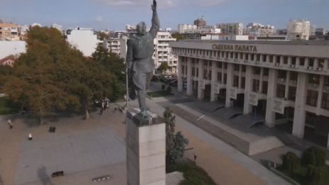 Паметникът на Альошата в Бургас остава засега