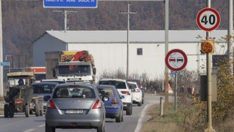 САЩ искат Косово да отложи решение за сръбските автомобили