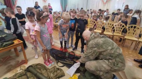 Пропаганда: Войник показа автомат и огнехвъргачка в детска градина в Русия