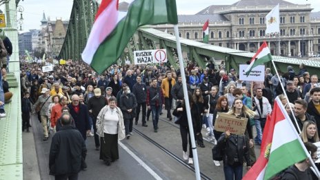 Десетки хиляди унгарци на протест с искания в образованието