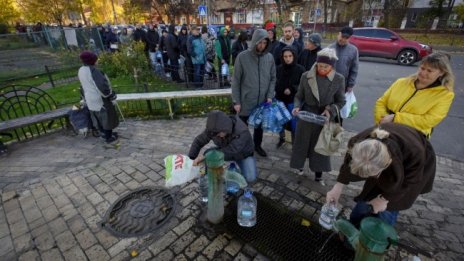 Няма вода и ток в почти цял Киев, извиха се дълги опашки