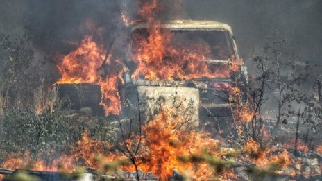 Близо 100 военни гасят пожари в страната 