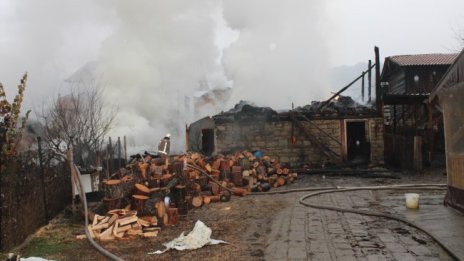 Голям пожар в село край Белица, изгоряха стопански постройки