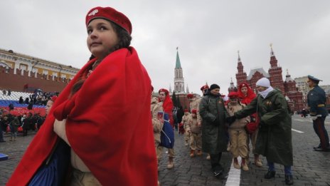 Военната пропаганда пуска корени сред руските ученици