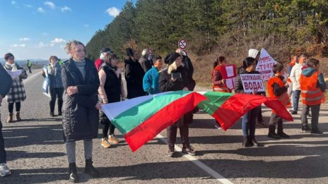 Както обещаха: Жители на Омуртаг блокираха пътя за Варна