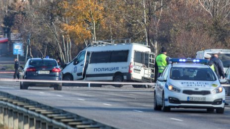 Пети ден се борят за живота на пострадалия при гонка полицай