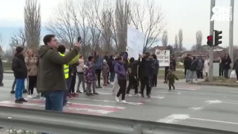 Жители на Казичене на протест заради път-убиец