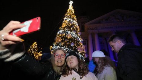 Запалиха коледната елха в София