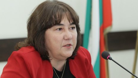 Велкова се обяви за ръст на минималната заплата, но с малко 