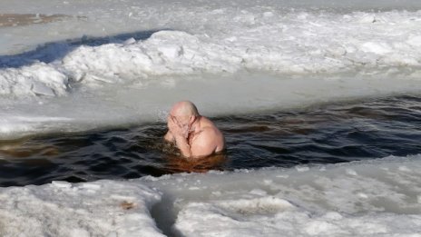 Откриха сезона за плуване в студена вода в Сибир