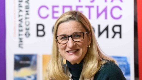 Американската писателка Рута Сепетис пристигна в София