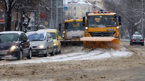 Над 60 снегорина разчистваха София тази нощ