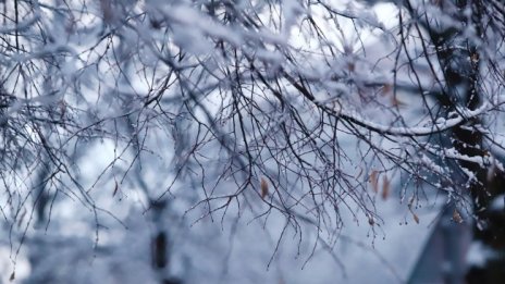 Нови валежи и поледици, температурите стигат 12°