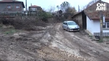 Протест в Айдемир - кални улици, коли потъват в изкопи на ВиК