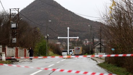 Високо напрежение: Сърбите издигнаха нови пътни барикади в Северно Косово