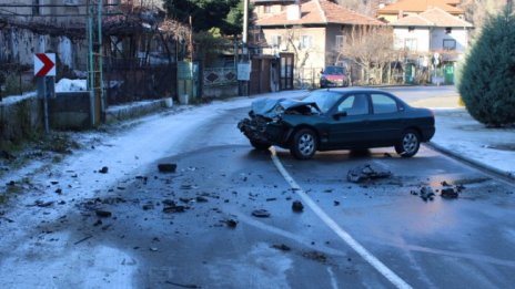 Мъж пострада при челен удар заради неопесъчен път в Рила