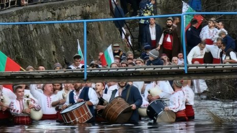 Мъжкото хоро нагази във водите на река Тунджа в Калофер 