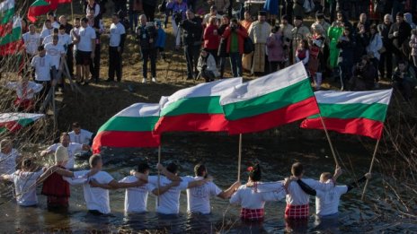 Стотици мъже скочиха за да спасят кръста на Богоявление