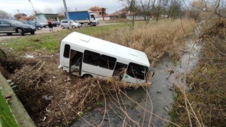 Пътнически автобус падна в река в с. Жельо войвода