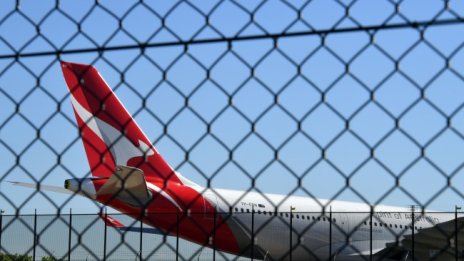 Самолетът на Qantas кацна успешно в Сидни