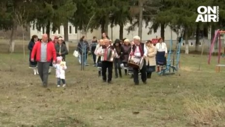 На Бабинден в Обединение: Шествие, хоро, селото се подмладява