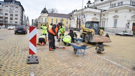 Заснеха пак как работник чупи жълти павета