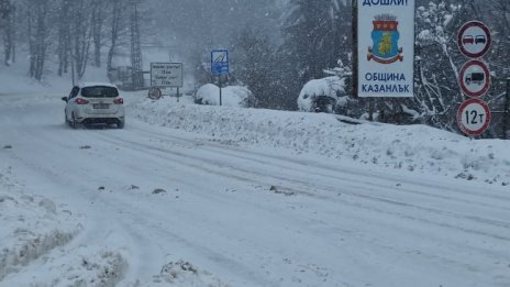 Обилен снеговалеж на прохода Шипка