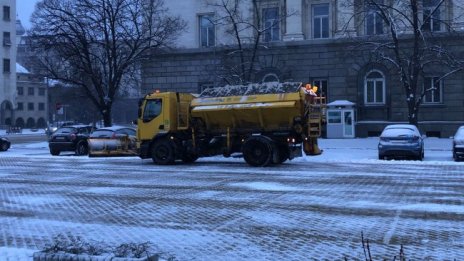 На Витоша автомобили само с вериги, обилен сняг в София