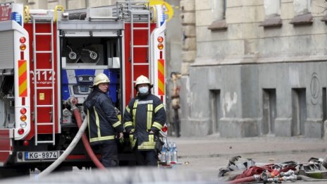 Пожарникари втори ден гасят огъня в завода за дронове в Латвия